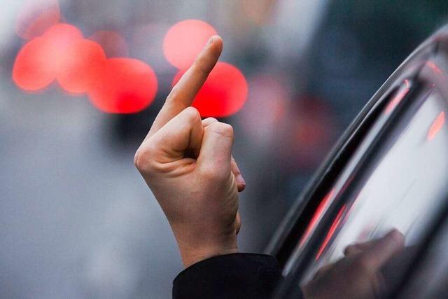 Autofahrer soll in Freiburg-Sthlinger einer Fugngerin den Mittelfinger gezeigt haben
