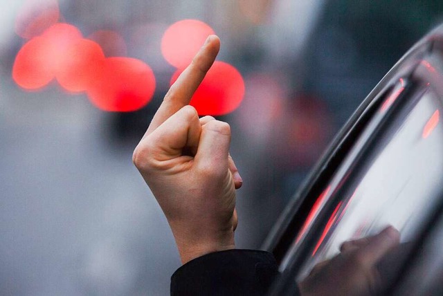 Ein Autofahrer soll einer Fugngerin ...ittelfinger gezeigt haben. Symbolbild.  | Foto: Jens Bttner