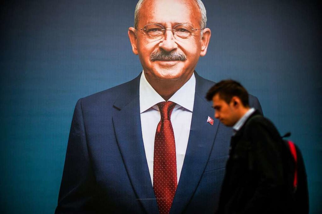 Präsidentschaftskandidat Kemal Kilicdaroglu auf einem Plakat  | Foto: Emrah Gurel (dpa)