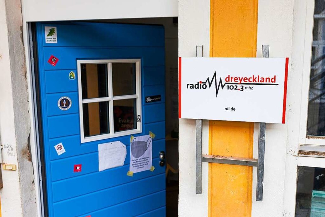Die Eingangstür zum Studio von Radio Dreyeckland in Freiburg  | Foto: Philipp von Ditfurth (dpa)