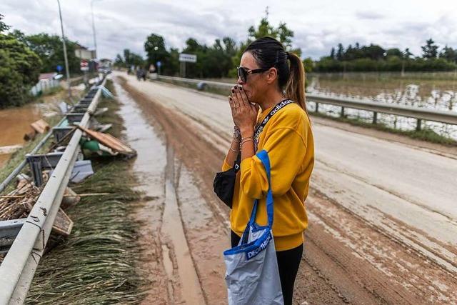 Die Anwohnerin Federica Pizzuto weint,...rhohen Flutwelle verwstet worden ist.  | Foto: Oliver Weiken (dpa)