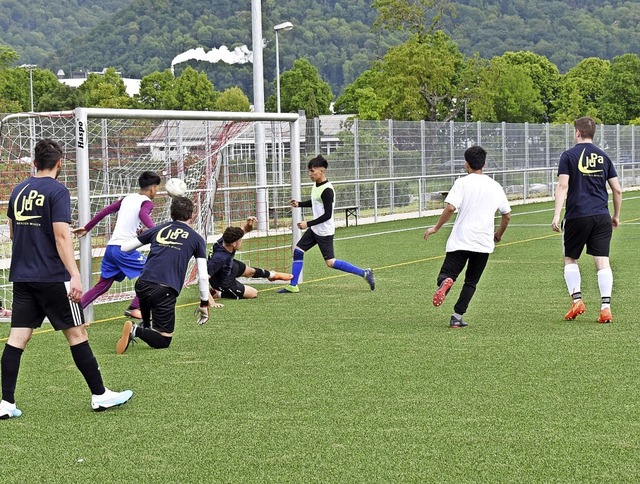 Fuball verbindet. Hier eine Szene aus...chaft &#8222;Goldener Taler 2&#8220;.   | Foto: Horatio Gollin