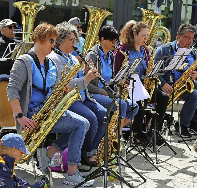 Zum traditionellen Fassanstich spielte... aus Altdorf unterhaltsame Blasmusik    | Foto: Sandra Decoux