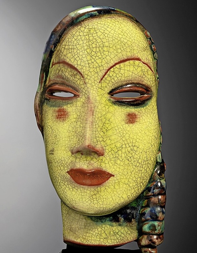 Im Keramikmuseum ist unter anderem eine Maske von Ilse Hohenreuther zu sehen.  | Foto: PETER GAUL