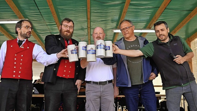 Prost: Beim Vatertagshock in Holzschla...er viel los und die Stimmung prchtig.  | Foto: Wolfgang Scheu