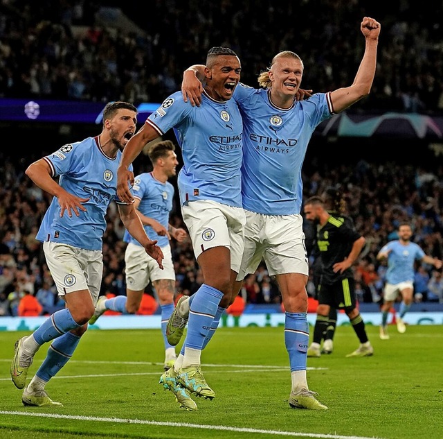 Die City-Spieler Ruben Dias, Manuel Ak...gue nach dem Halbfinal-Sieg ber Real.  | Foto: Martin Rickett (dpa)