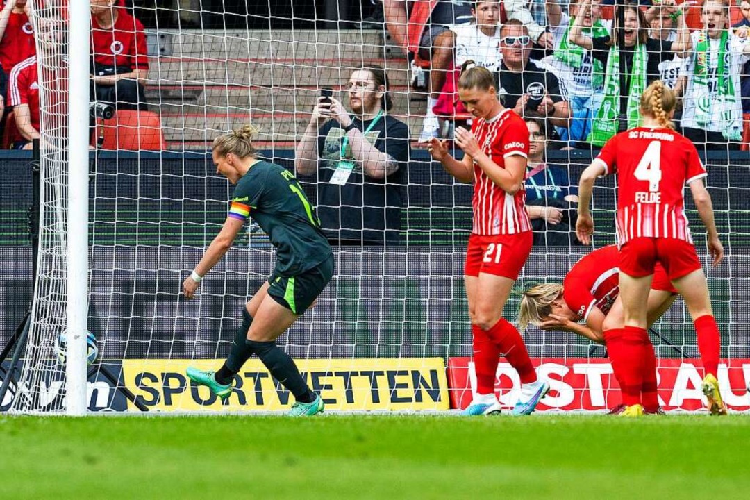 Wolfsburgs Alexandra Popp  jubelt nach nach dem Eigentor der Freiburger zum 1:0.  | Foto: David Inderlied (dpa)