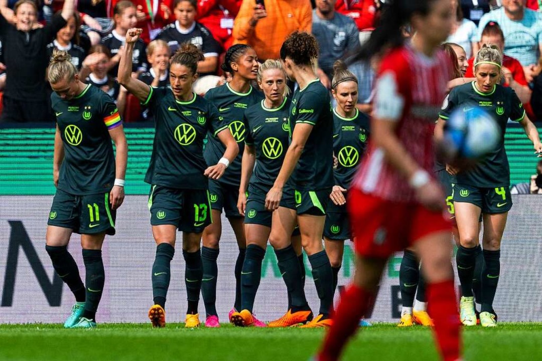 Die Wolfsburger Spielerinnen jubeln nach dem Tor zum 1:0  | Foto: David Inderlied (dpa)