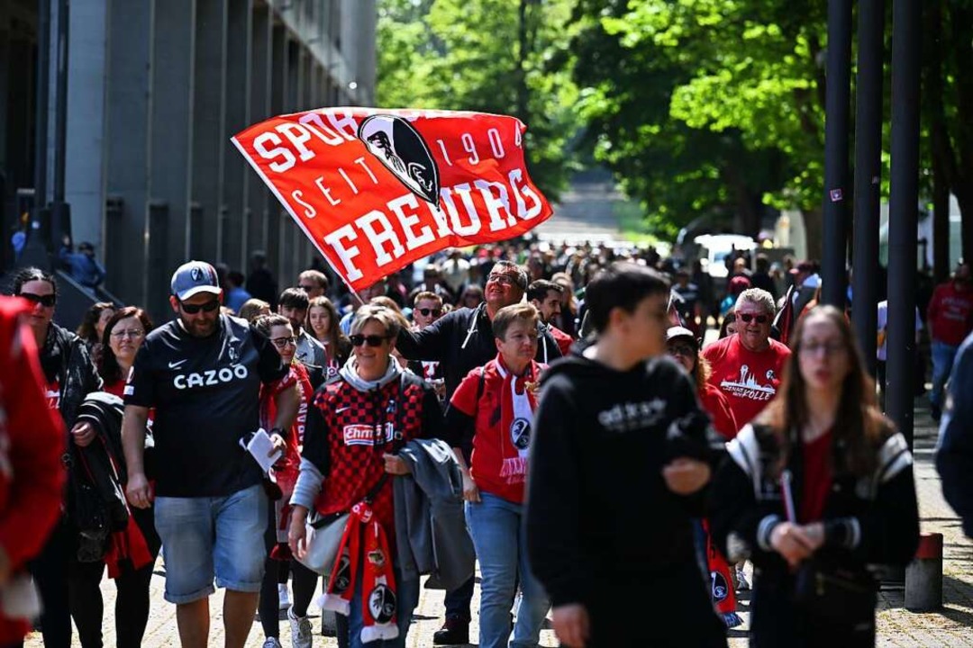 Freiburger Fans auf dem Weg ins Stadion  | Foto: Achim Keller