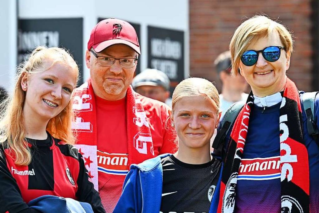 Freiburger Fans vor dem Spiel  | Foto: Achim Keller