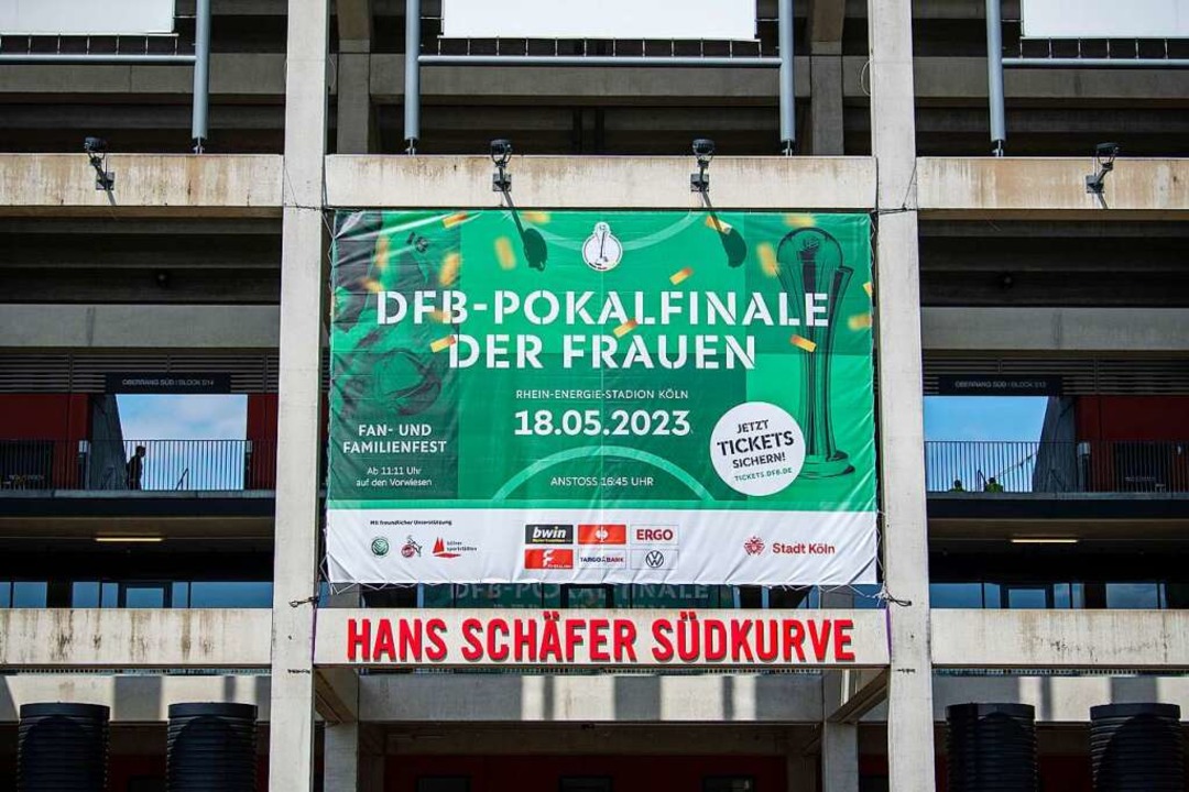 Ein Banner wirbt an der Hans Schäfer Südkurve für das Pokalfinale.  | Foto: David Inderlied (dpa)