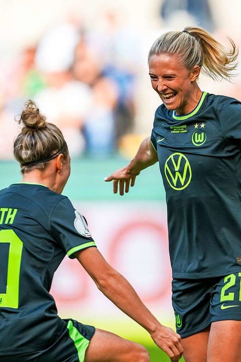 Wolfsburgs Rebecka Blomqvist jubelt nach ihrem Tor zum 2:1 mit Svenja Huth.  | Foto: David Inderlied (dpa)