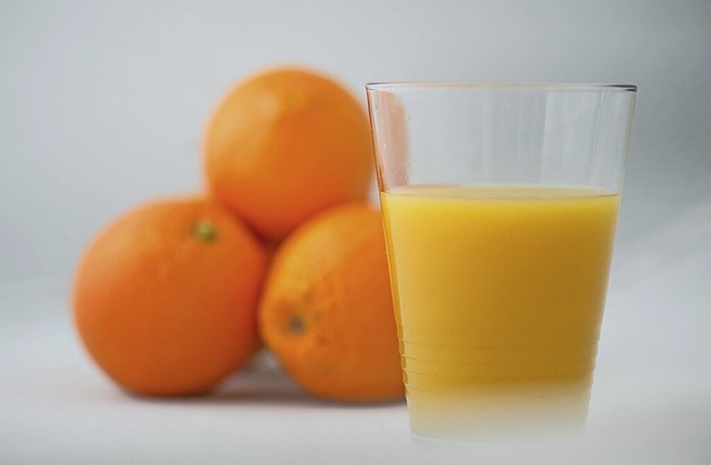 Orangensaft wird wohl bald teurer.  | Foto: Arno Burgi (dpa)