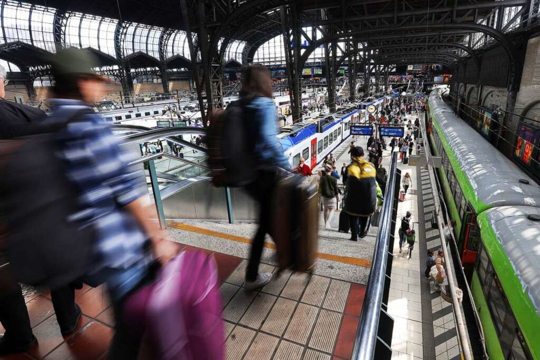 Manchmal muss man sich beeilen, um den...Oft hat aber auch die Bahn Versptung.  | Foto: Bodo Marks (dpa)