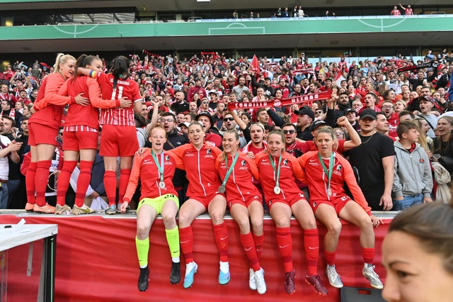 Die SC-Frauen feiern trotz der Niederlage im DFB-Pokalfinale.  | Foto: Achim Keller
