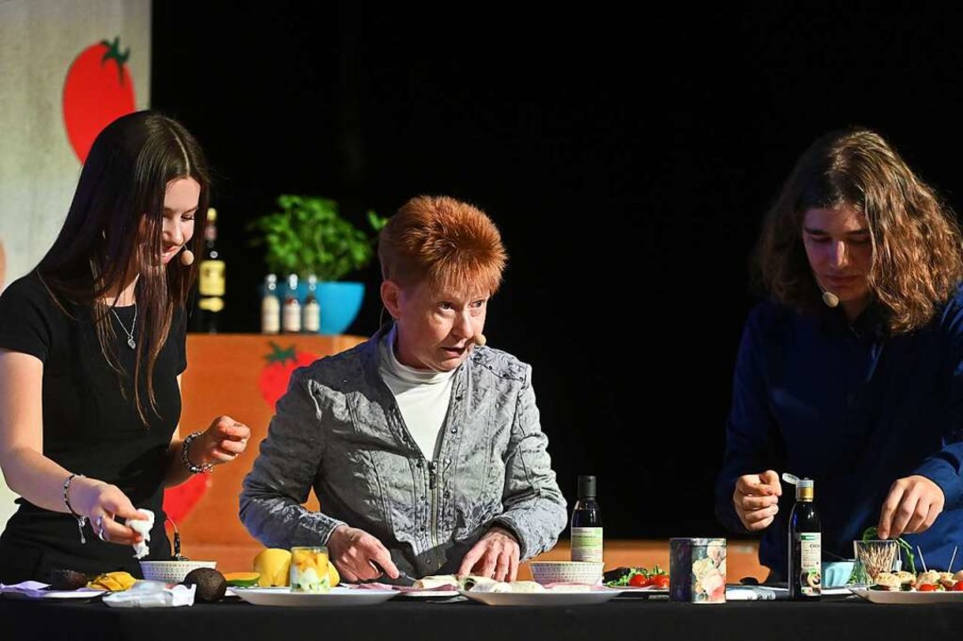 Nina Lehmberg und Lukas Wner  beim Action-Cooking mit Petra Pau  | Foto: Thomas Kunz
