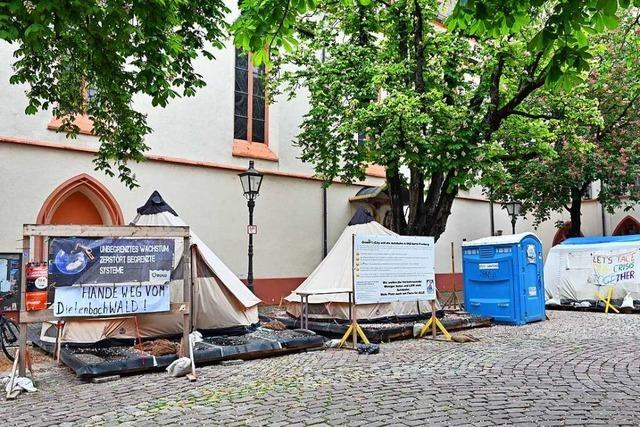 Zelte des Klimacamps auf dem Rathausplatz bleiben vorerst stehen