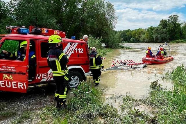 Feuerwehr und DLRG retten gekenterte Kanufahrer bei Grißheim