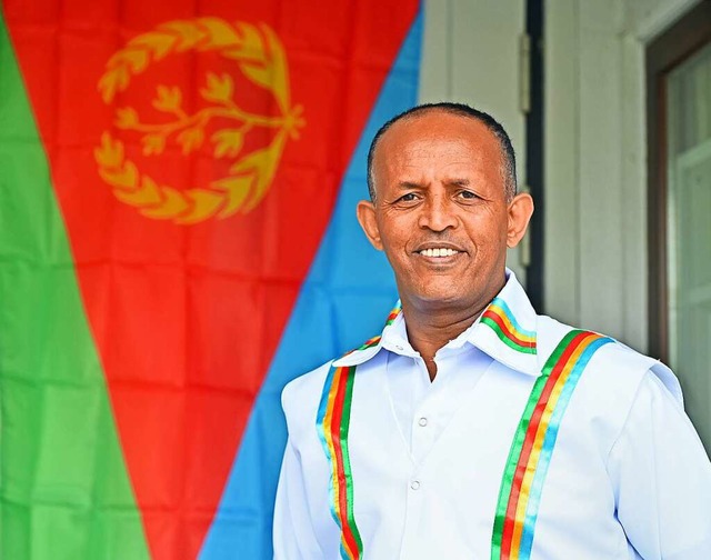 Weldai Mehari vor einer eritreischen Flagge   | Foto: Michael Bamberger