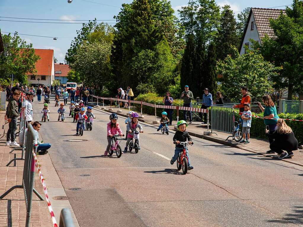 Zum 43. Mal fand das Radrennen in March-Holzhausen statt.  Die Sportlerinnen und Sportler gingen in verschiedenen Altersklassen an den Start.