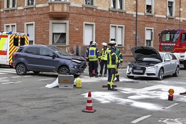 Wegen des Unfalls war der Kreuzungsbereich in der Lotzbeckstrae gesperrt.  | Foto: Alena Ehrlich