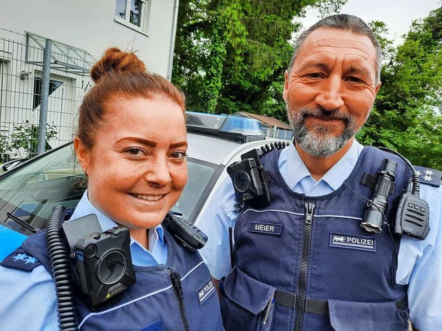 Polizeihauptmeisterin Katja Winter und...issar Andreas Meier mit ihren Bodycams  | Foto: Hannes Lauber