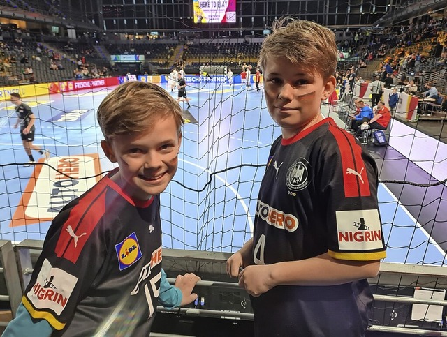 Fabian Engel (l.) beim Handball-Lnderspiel mit seinem Bruder Benjamin  | Foto: Privat