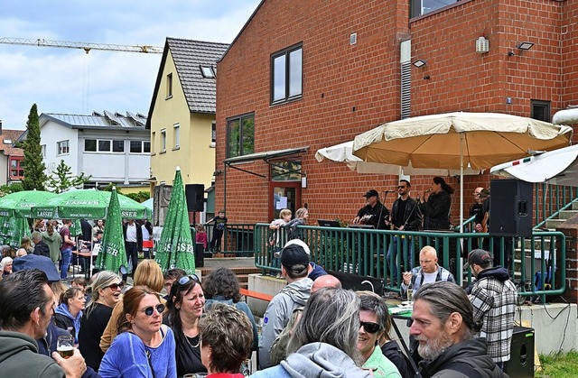 Die Band Sounddrops unterhielt die Gste vor  dem Haus der Stadtmusik.  | Foto: Alexander Ziegler