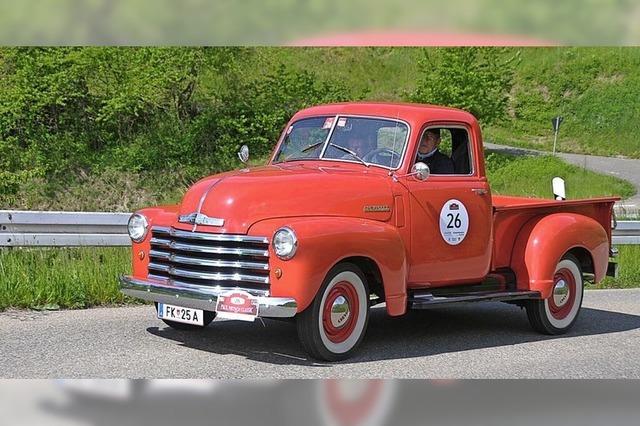 Oldtimer-Freunde erreichen den Kaiserstuhl