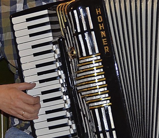 Die Akkordeon-Ensembles Kollnau und Heitersheim musizieren.  | Foto: Sonja Niederer