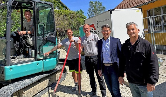 Stabhalter Heinz Ketterer (von rechts)...o Metz mit Arbeitern auf der Baustelle  | Foto: Stadt