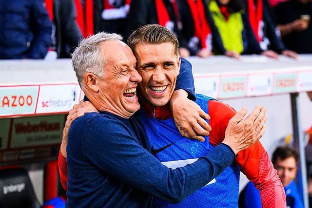 Christian Streich und Nils Petersen lachen vor dem Spiel.  | Foto: Tom Weller (dpa)