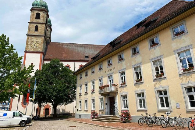 Das Rathaus in Bad Sckingen steht im Schatten des Fridolinsmnsters.  | Foto: Lisa Petrich