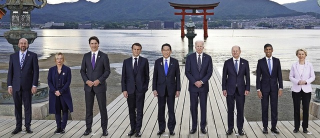 Malerische Kulisse: Die Staats- und Re... japanischen Insel Miyajima ablichten.  | Foto: STEFAN ROUSSEAU (AFP)