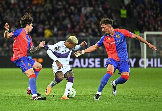 Die Basler Spieler Riccardo Calafiori ... versuchen, Dodo den Ball wegzunehmen.  | Foto: SEBASTIEN BOZON (AFP)