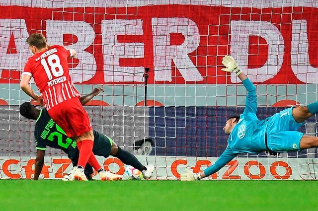 Nils Petersen (18) erzielt seinen letz...211; zum 2:0-Endstand gegen Wolfsburg.  | Foto: THOMAS KIENZLE (AFP)