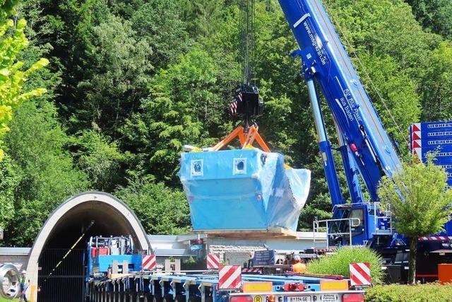 Schwerlasttransport mit Wasserkraftanlage aus Gutach ausgebremst