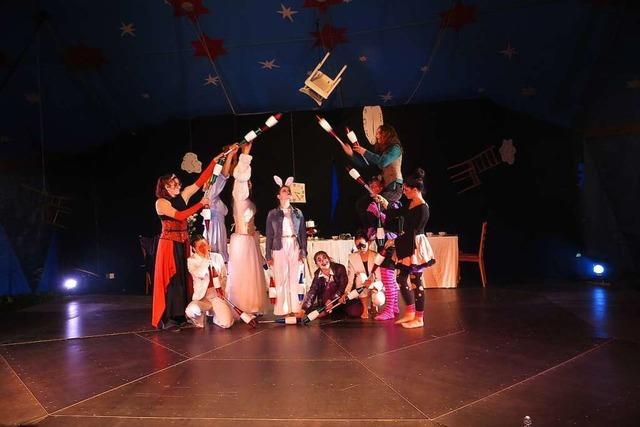 Zirkuskunst rund um Alice im Wunderland