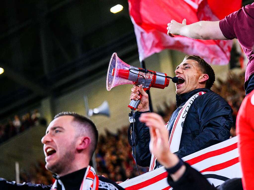 Nils Petersen jubelt nach dem Spiel bei den Fans.