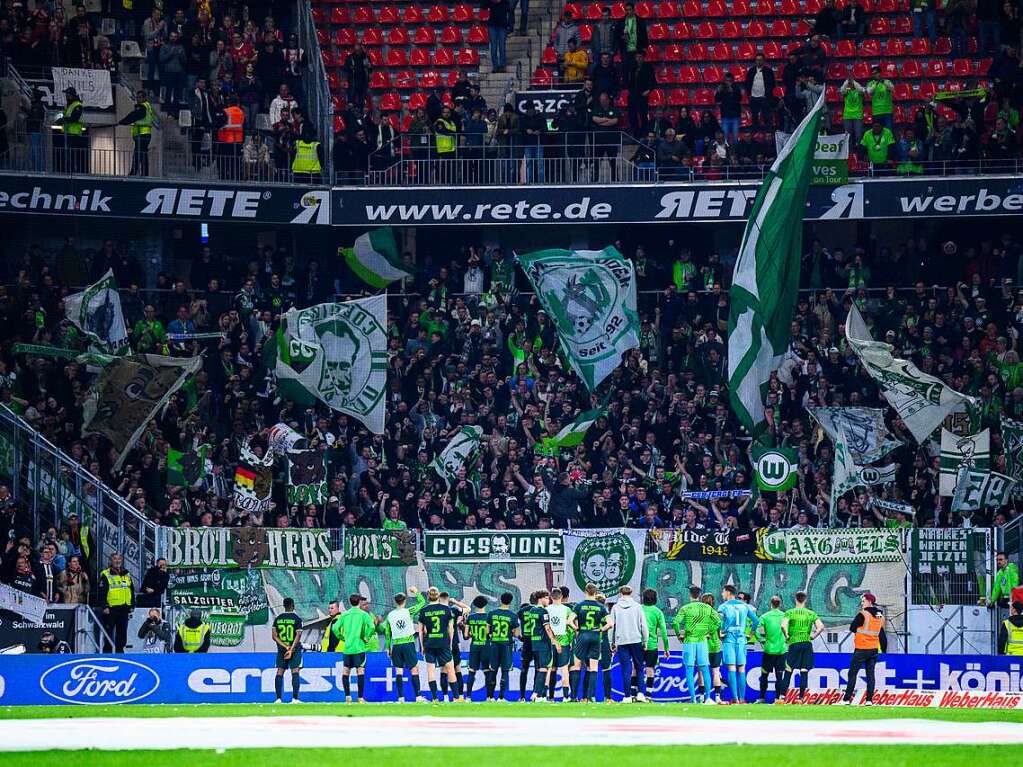 Die Spieler des VfL Wolfsburg stehen nach dem Spiel unzufrieden bei den Fans.