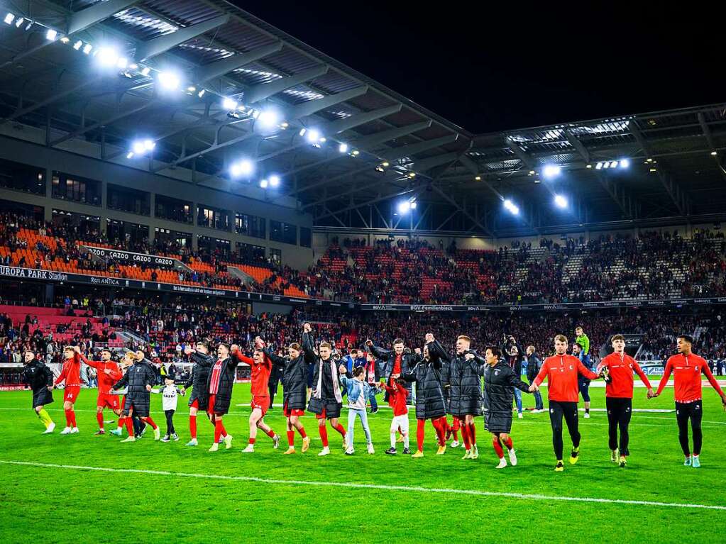 Die Spieler des SC Freiburg jubeln nach dem Spiel.