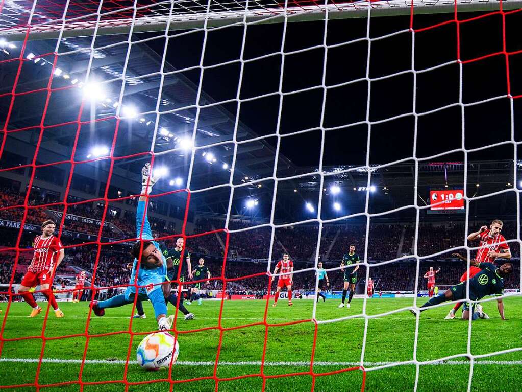 Nils Petersen macht das Tor zum 2:0 gegen Wolfsburgs Torwart Koen Casteels.