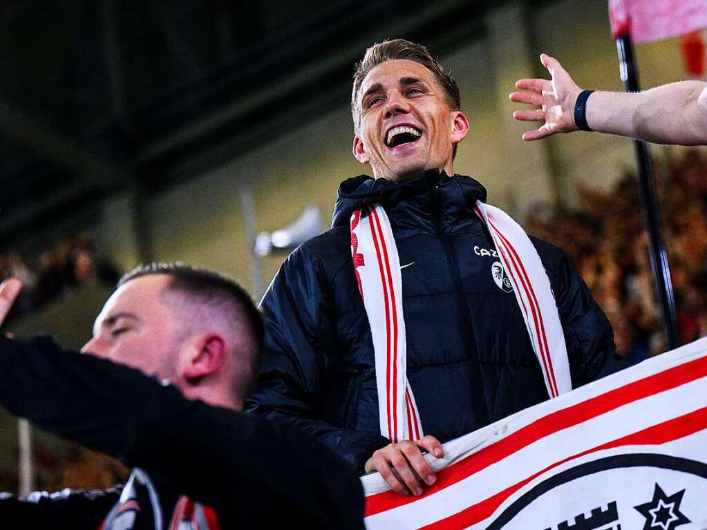 Nils Petersen zwischen Fans auf der Tribne