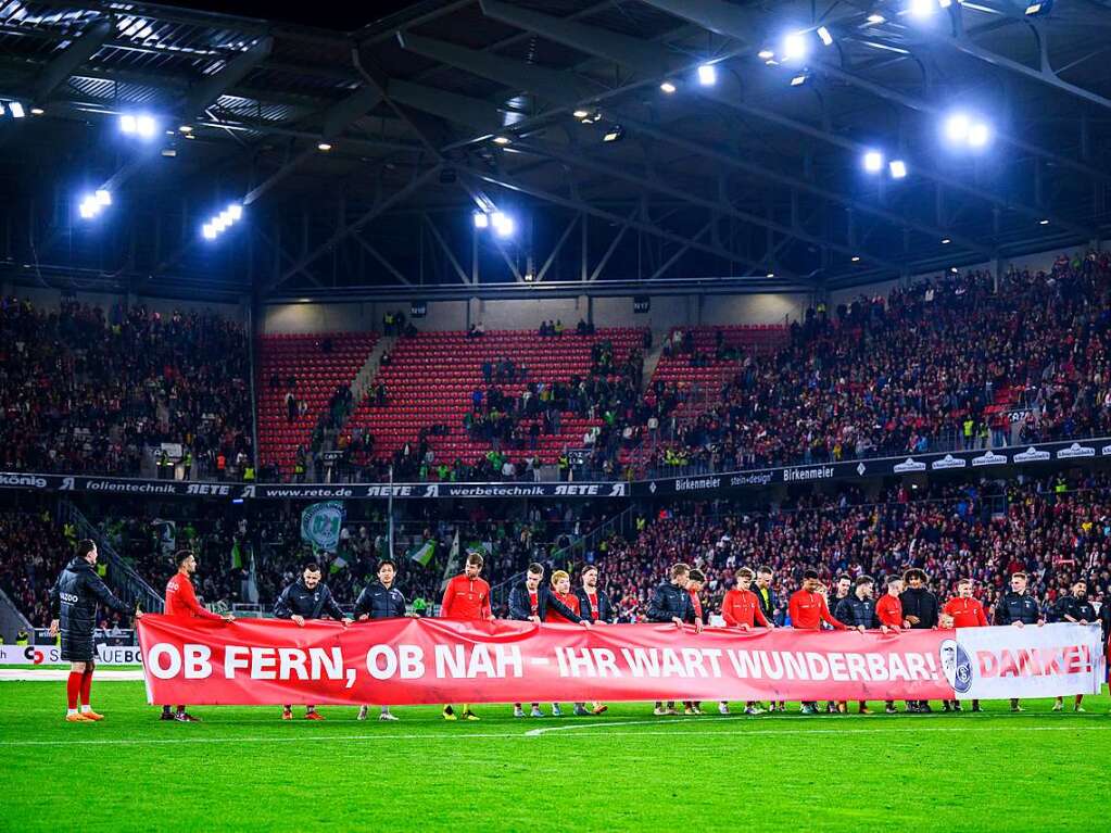 Die Spieler des SC Freiburg bedanken sich nach dem Spiel bei den Fans fr die Untersttzung.