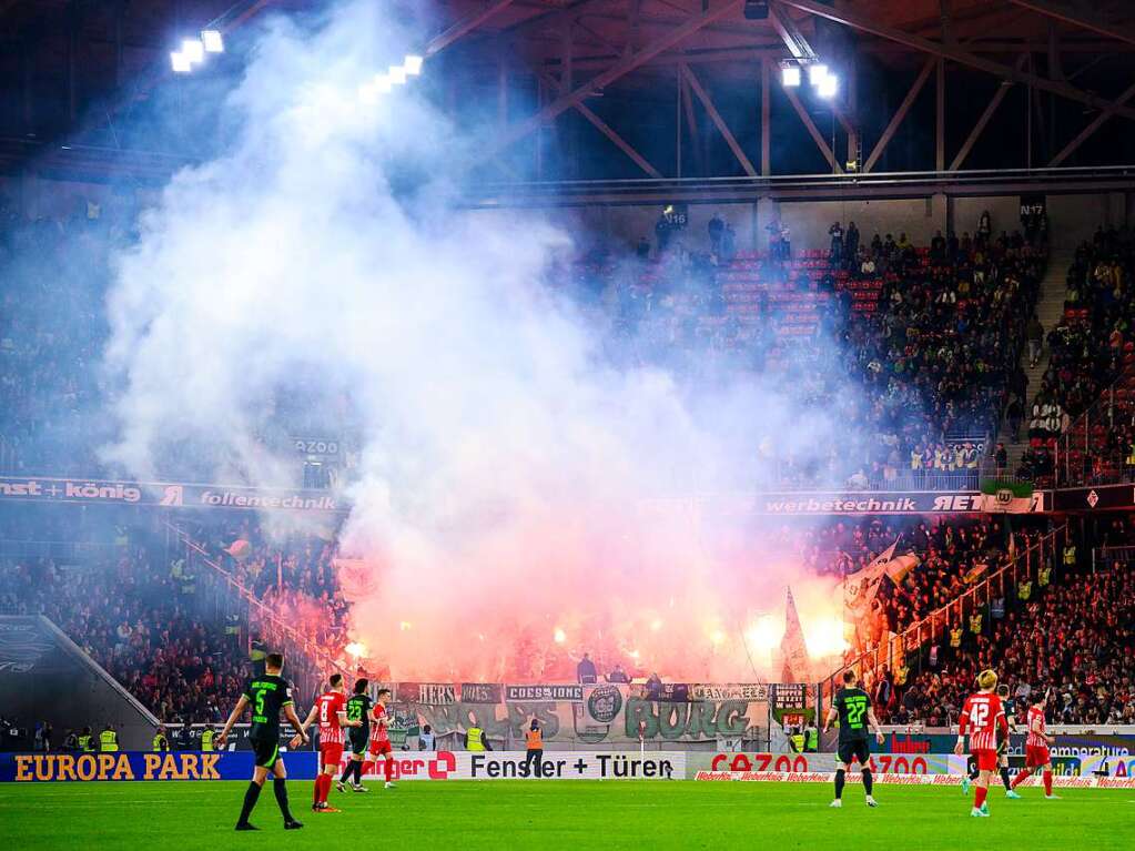 Fans des VfL Wolfsburg znden Pyrotechnik im Fanblock.