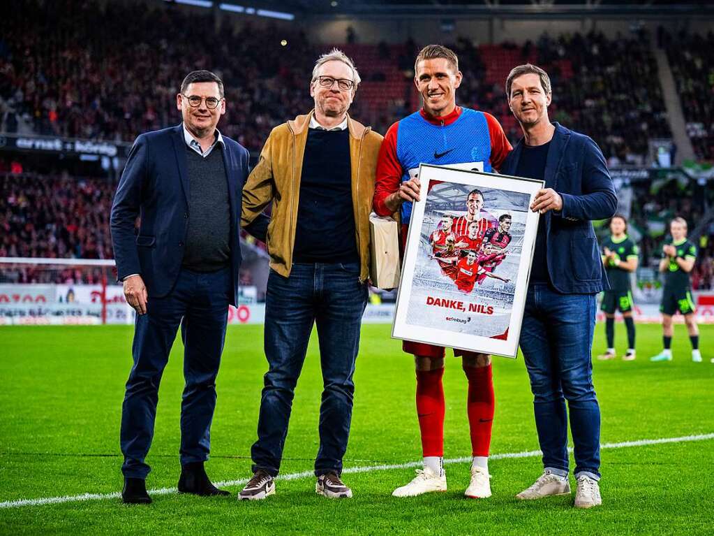 Oliver Leki (von links nach rechts), Klemens Hartenbach, Freiburgs Nils Petersen und Jochen Saier verabschieden Petersen vor dem Spiel.