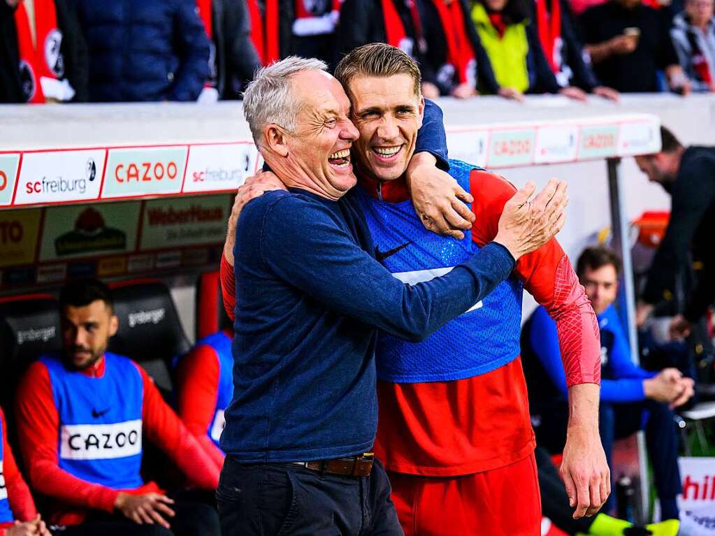 Schon vor dem Spiel bester Laune: Christian Streich und Nils Petersen.