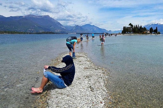 In den vergangenen Wochen war die Inse... Biagio im Gardasee zu Fu erreichbar.  | Foto: Luca Bruno (dpa)