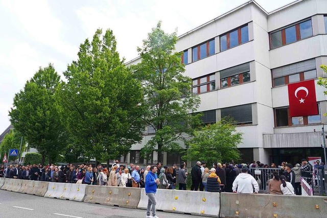 Eine lange Warteschlange hat sich vor ...al in Stuttgart-Zuffenhausen gebildet.  | Foto: Andreas Rosar (dpa)