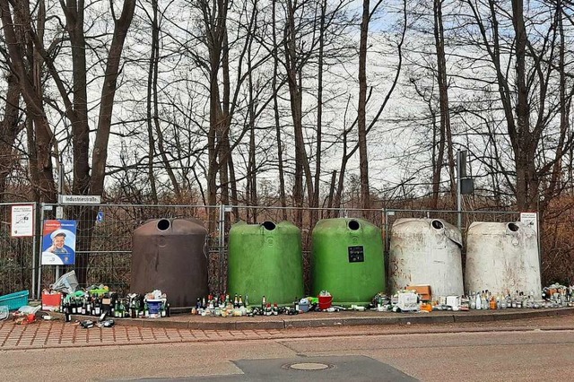 Kein schner Anblick:  abgestelltes Le...bei den Containern im Gewerbegebiet.    | Foto: Andrea Steinhart